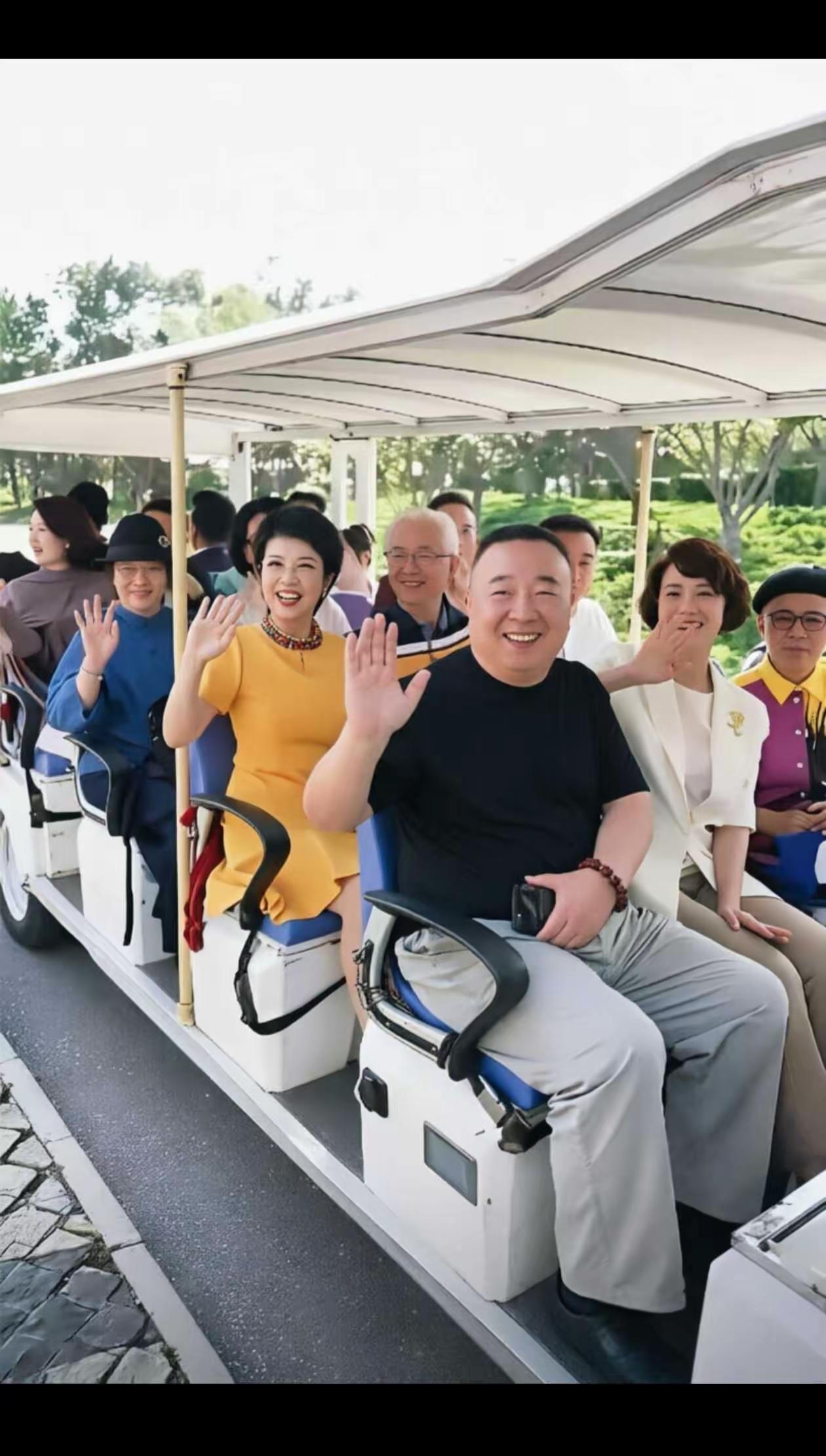 网友说这个老年团的名气很大，可以去旅游不需要买票，但是我为什么一个都不认得呢？