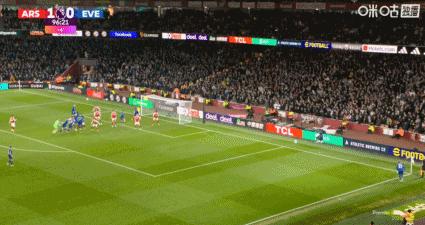 在阿森纳2:0埃弗顿的比赛里，16岁的小将道曼在最后时刻上演一条龙进球，成为了英