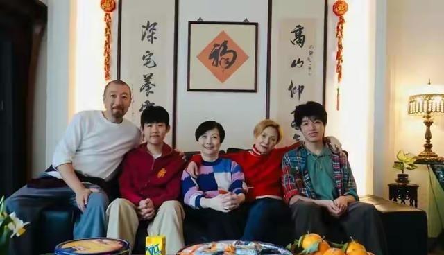 她和富豪老公刘建浩是大学初恋，长跑16年后结婚，育有“小笼包”和“虾饺”俩儿子。