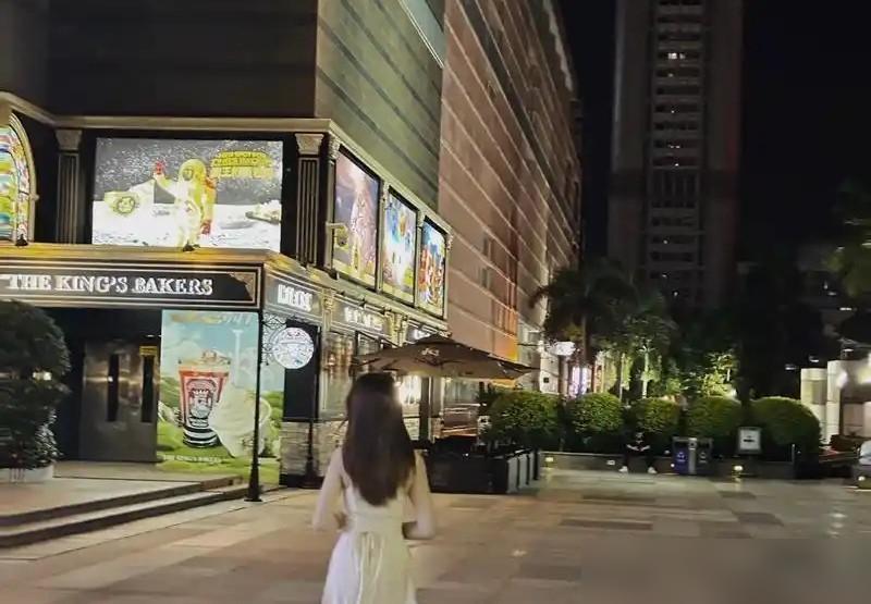 我差点笑出来。

前阵子跟楼下老陈聊天，他家姑娘去年文科毕业，在省会漂了半年换了