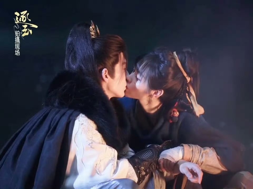 张凌赫田曦薇《逐玉》吻戏花絮来袭！好细腻好会演的两个人