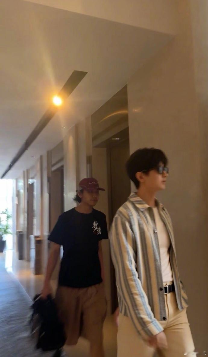 成毅狩谎开机上班路透出发参加新剧《狩谎》开机仪式的成毅，开机大吉！ 