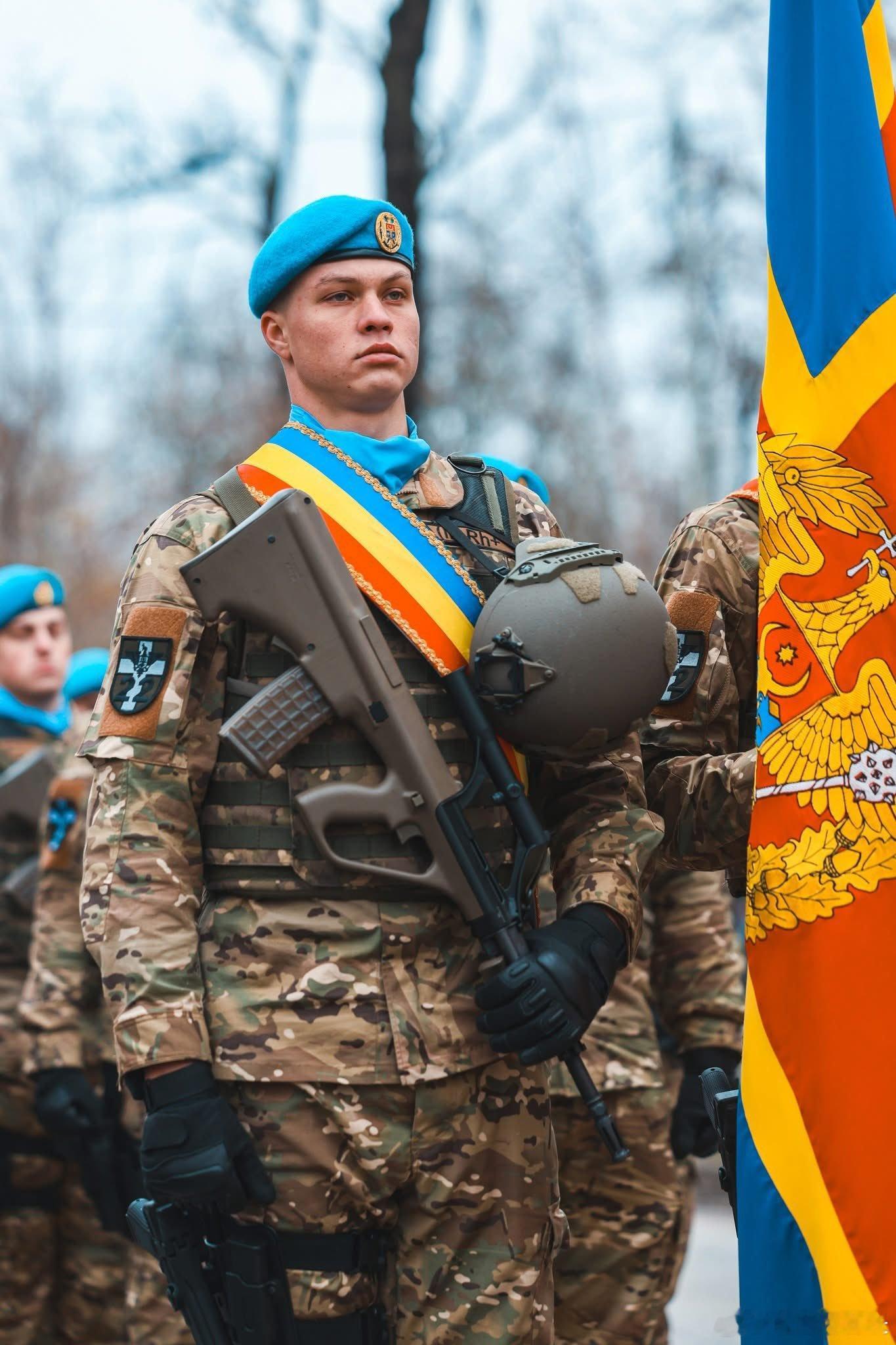 这些“崭新”的AUG A1其实是摩尔多瓦兵工厂刚刚翻新的老枪，而不是新生产的A3