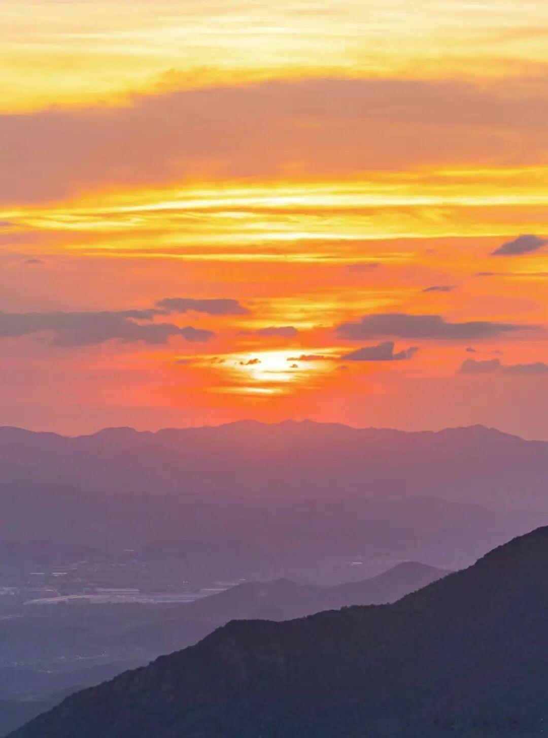 旅途中做个元气浓人微博旅行ing在莫干山寻得半日闲，就着山野清风坐下喝茶，看着橙