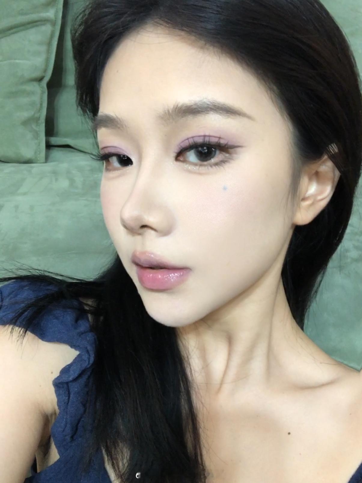 酵色以前的彩妆真的很好用[苦涩]眼影盘唇釉真的就是颜色又出彩质地又好…怎么现在也