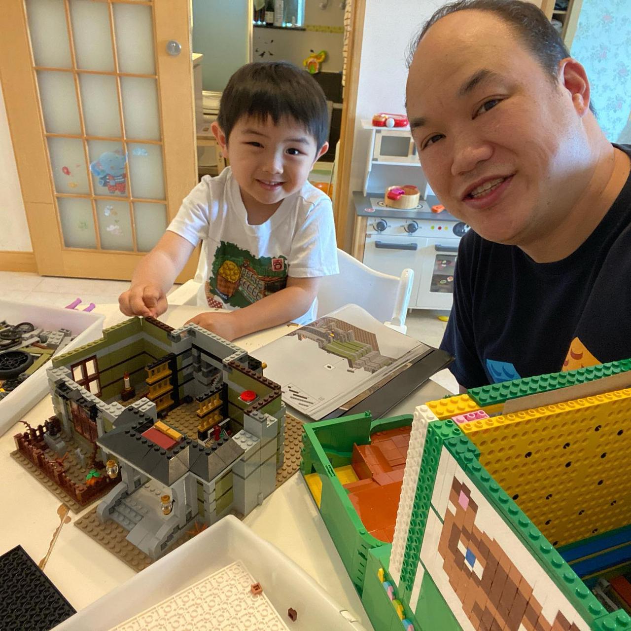 他是香港歌神许冠杰儿子，名字叫许怀谷，长得还是一表人才，但没有在娱乐圈发展，目前