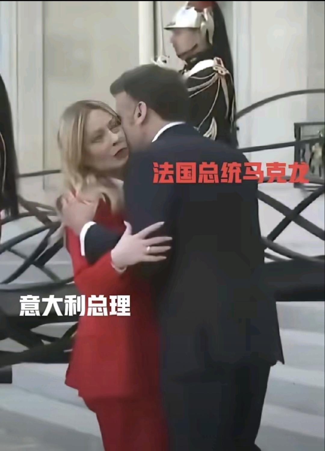 西方这个贴面礼相当与中国的握手里！4月17日，法国总统马克龙和意大利总理梅洛尼会