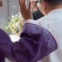 宝宝的毕业花束里面好像有香槟玫瑰和铃兰🥹😭贺峻霖本科毕业应援花篮贺峻霖毕业典