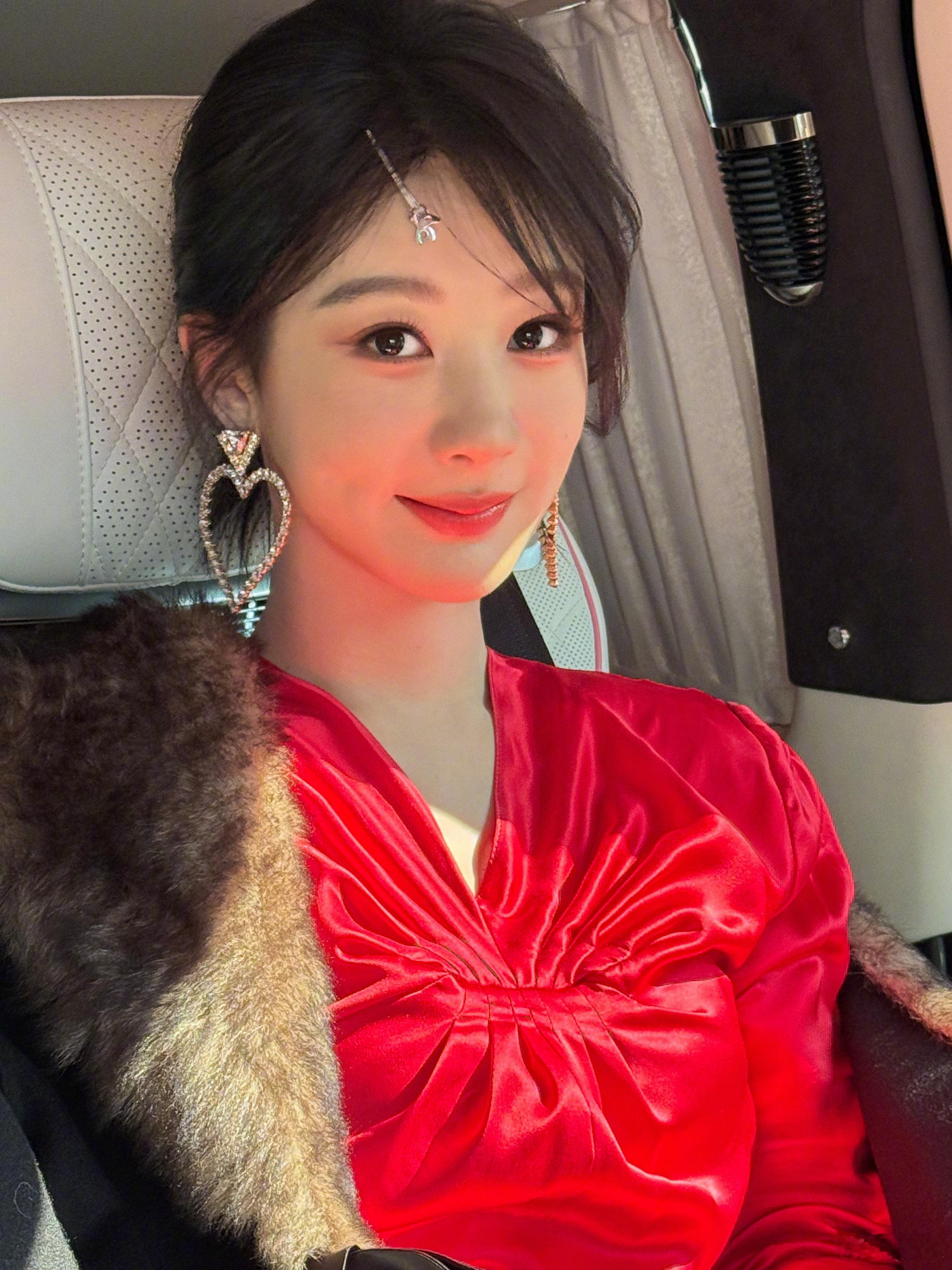 明天微博之夜官宣杨紫期待美美妆造