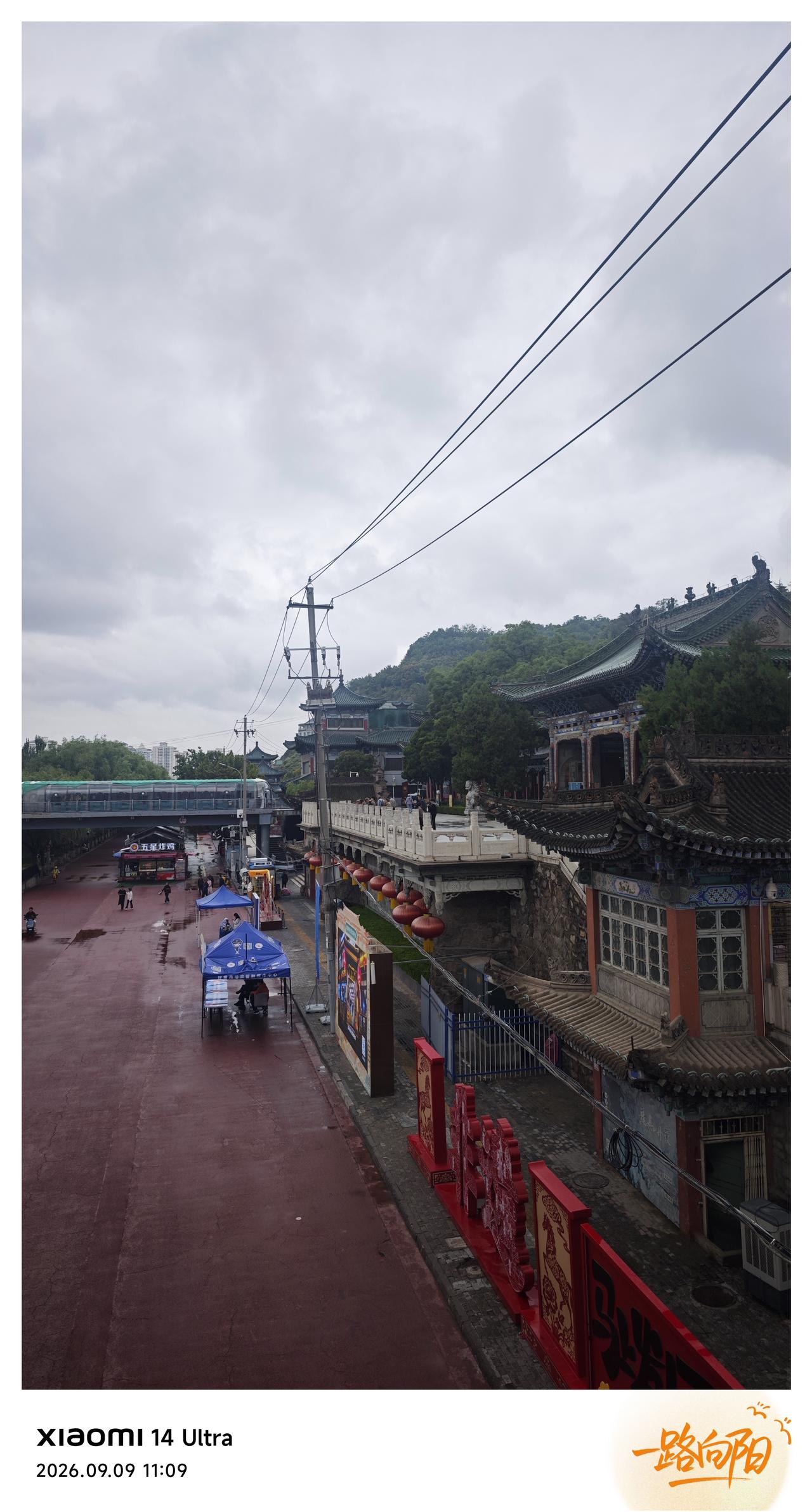 兰州虽然不够发达，
但也不至于这么寒酸嘛
在中山桥旁
在白塔山公园前
还有这样杂