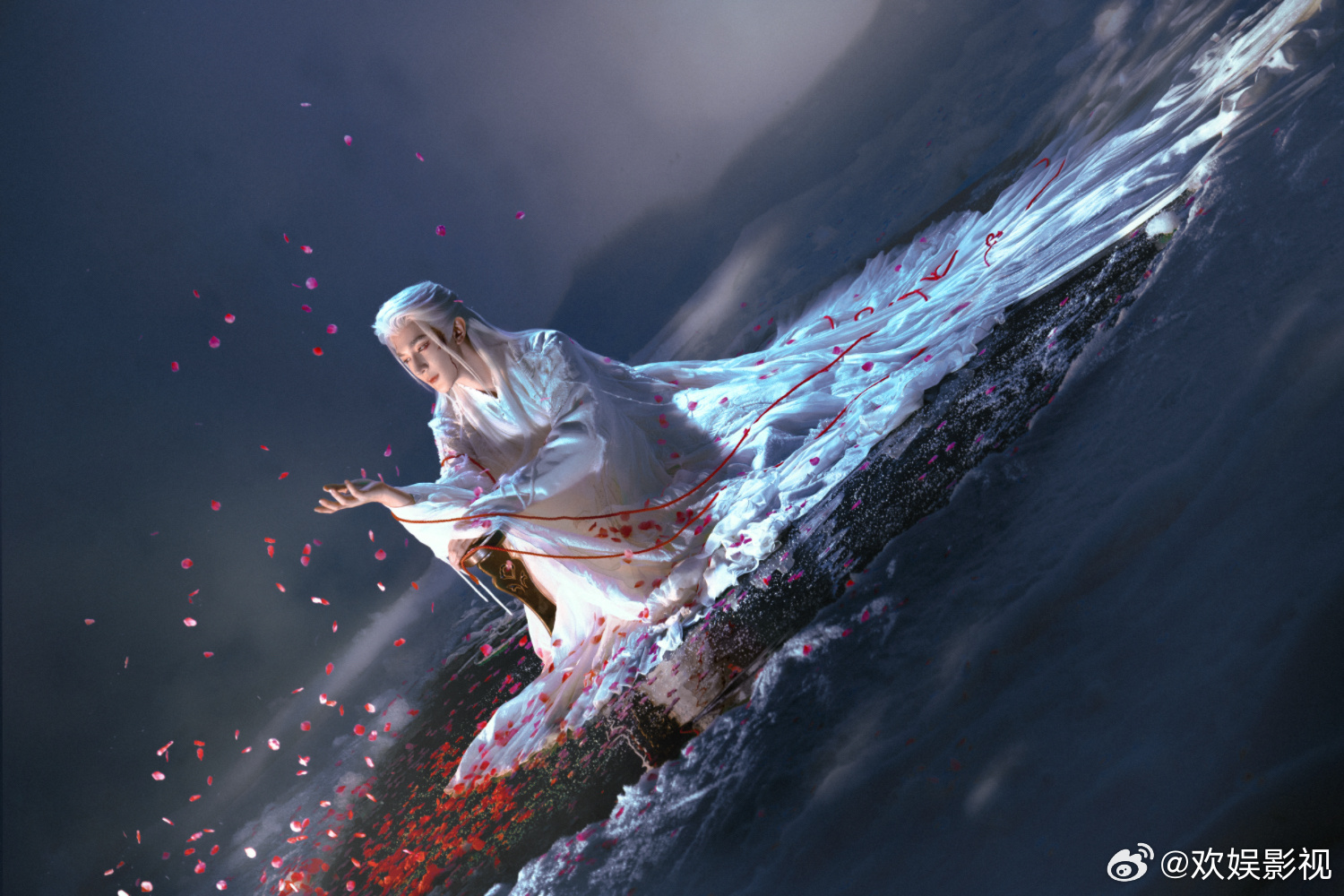 惯将孤寂轻掩，换得岁月长安。欢娱影视特邀主演的《月鳞绮纪 》正在热播中，敬请锁定