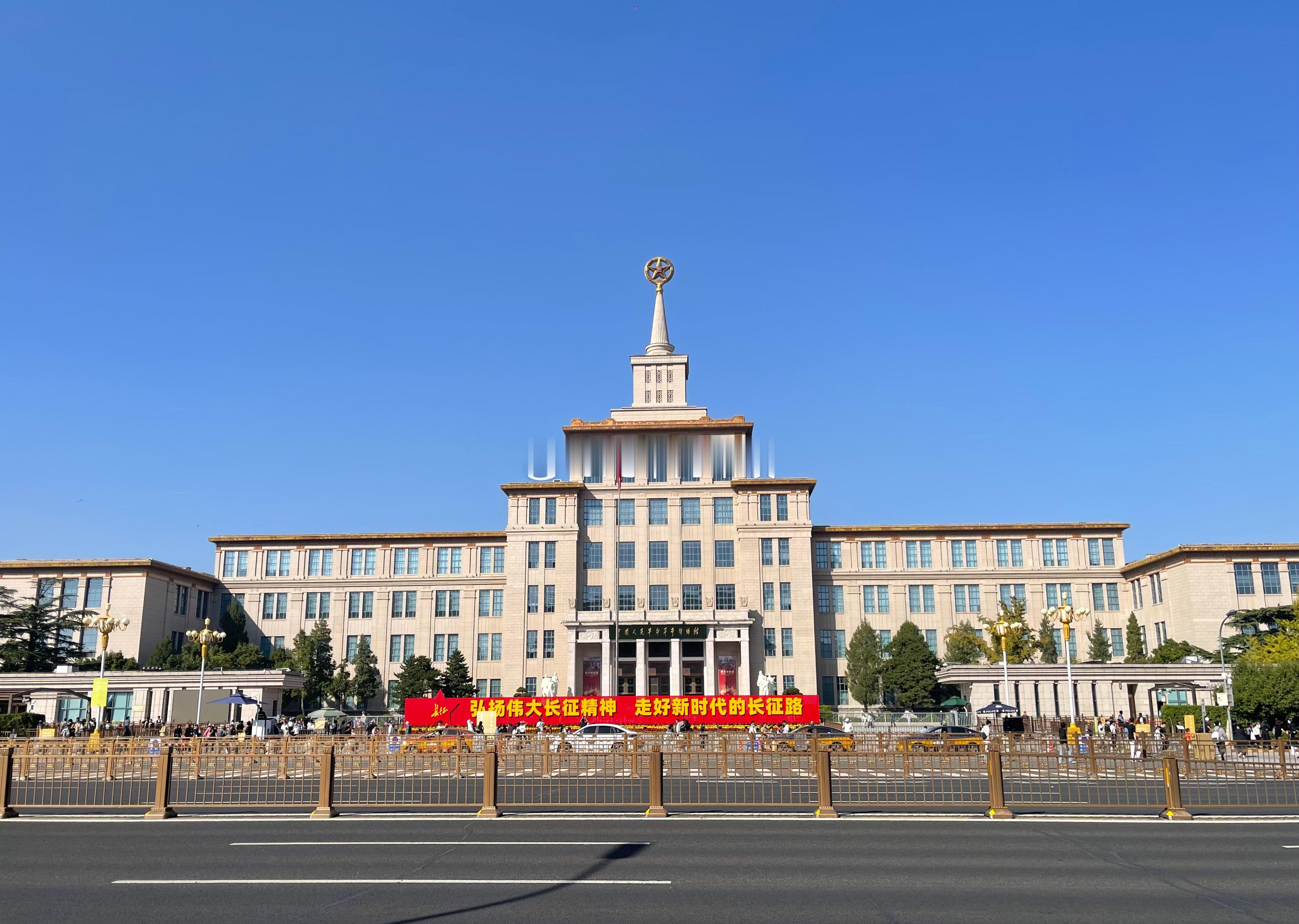 带闺女参观军事博物馆，我这个停车强迫症选择把车停在了世纪坛医院，闺女问我为什么来