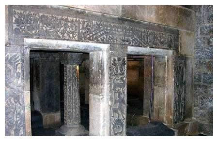 1972年，山东临沂一座汉墓发生盗掘事件。数位考古专家赶赴现场后发现，墓葬已遭严