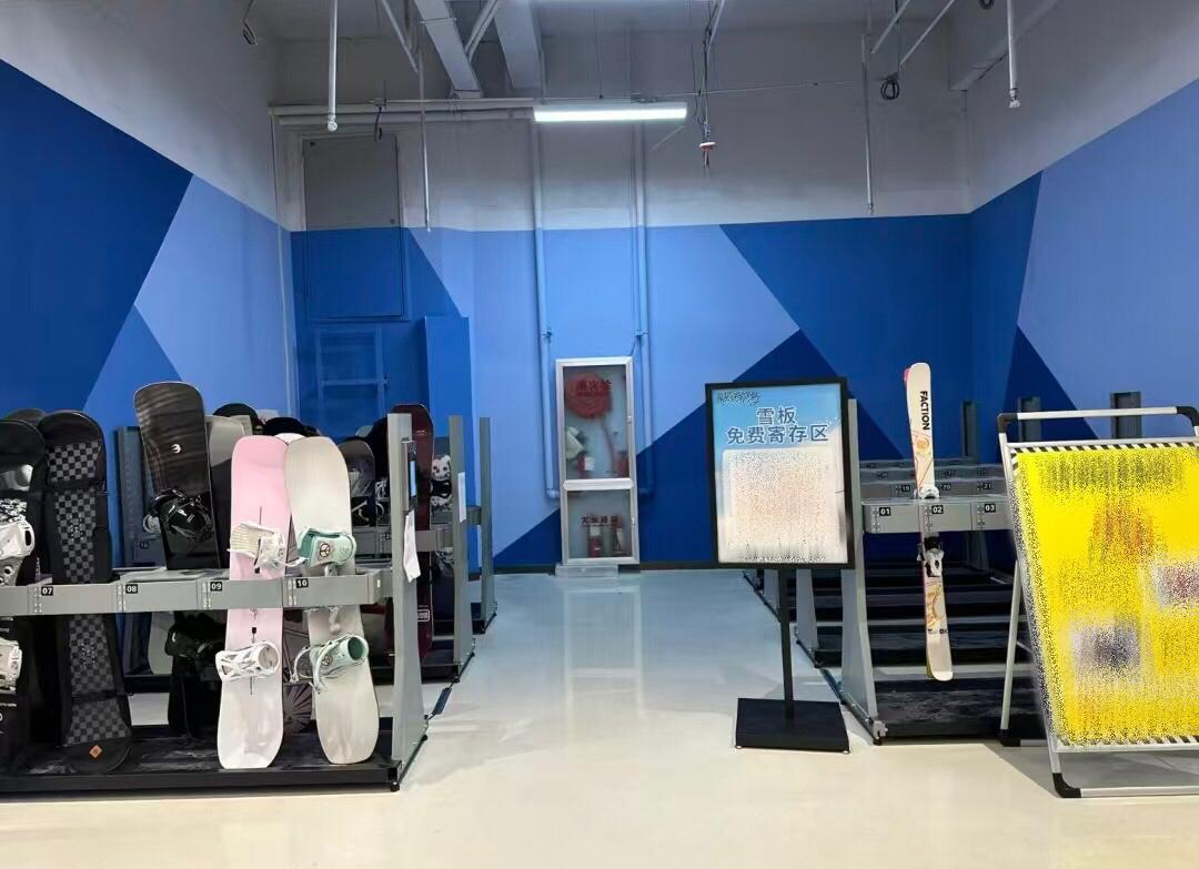 滑双板真正的好处be like完美解决了旺季雪场人挤人的难题微博冰雪季冬天就要这