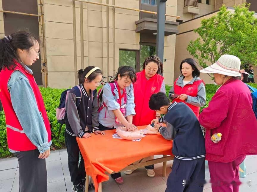 万柏林区小井峪街道：义诊护脊柱 守护青少年健康成长
 
万柏林区小井峪街道西中环