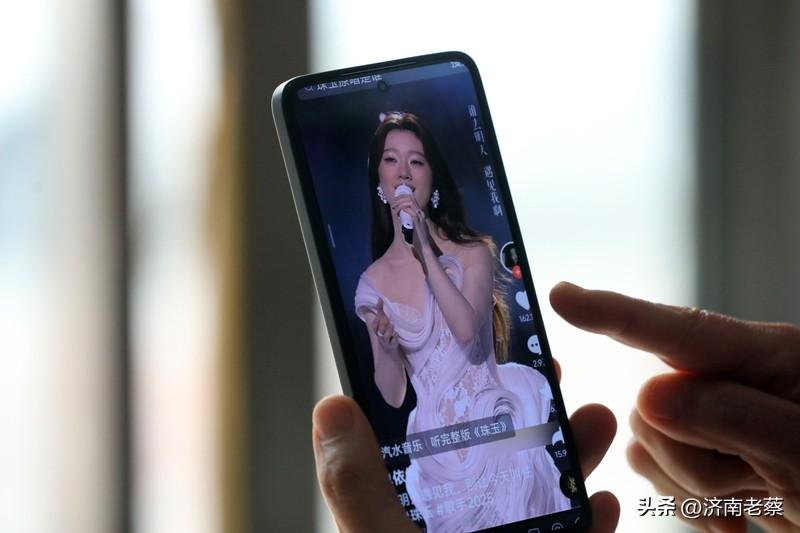 李荣浩指控单依纯的核心原因是其团队在2026年3月28日深圳演唱会上，未经授权强