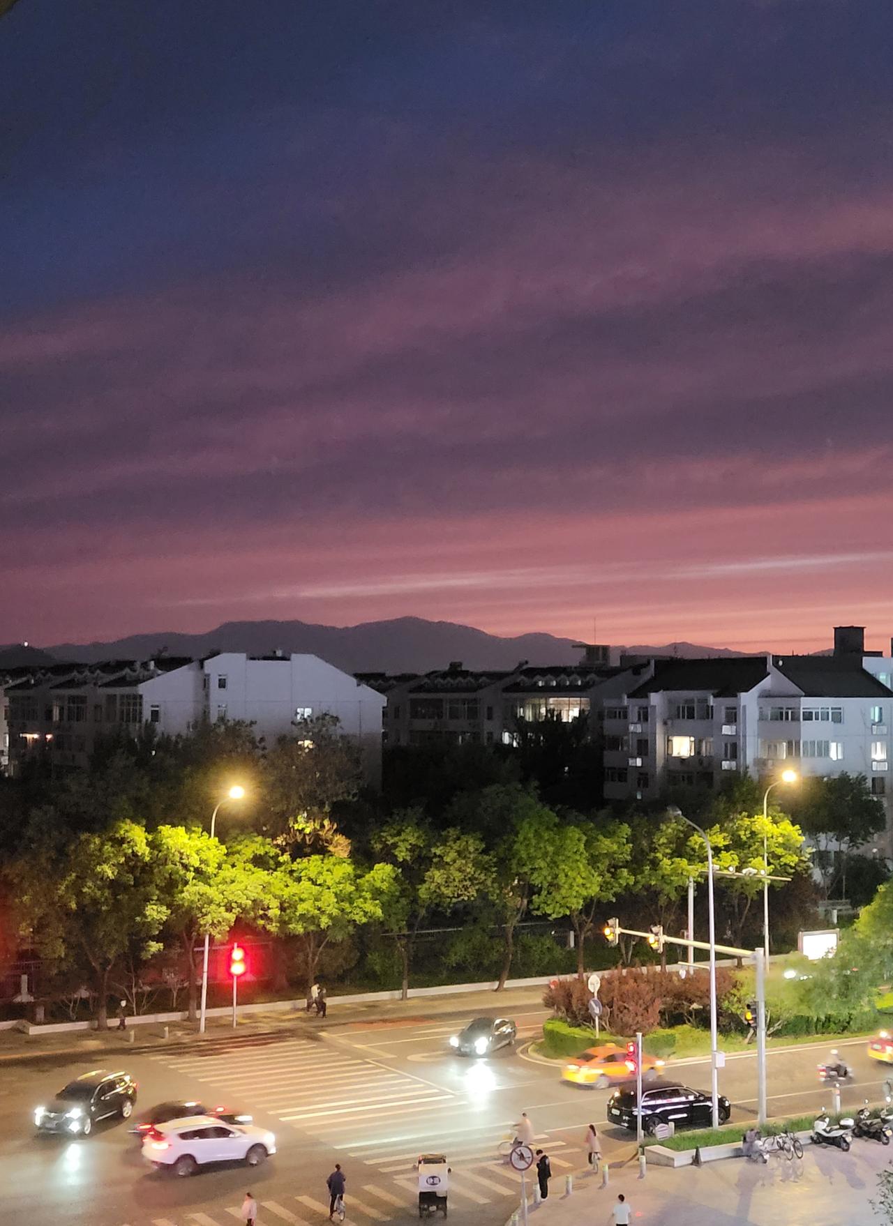 今天北京晚霞震撼上线，晚8时仍然七彩灿烂。

这是我家所在地海淀上地所见。为啥晚