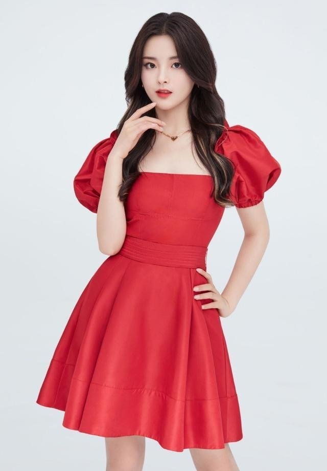 杨超越娜扎谁更适合红色？ 