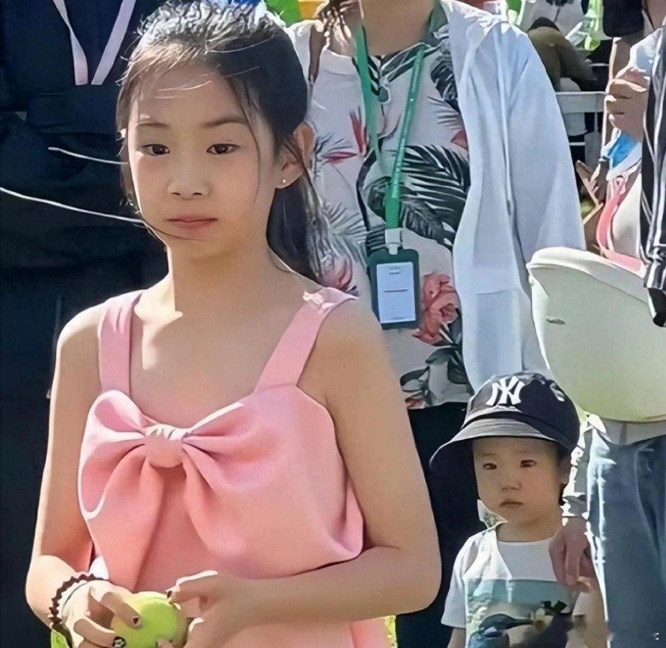 李承铉因为弟弟凶Lucky我觉得不是说戚薇她有底气，是妈妈意识到问题，跟爸爸良性