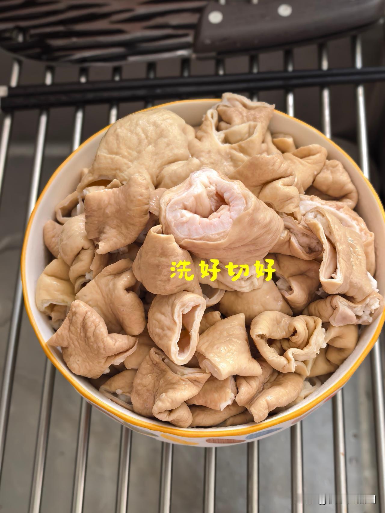许多人喜欢吃猪大肠，但都不会洗，嫌麻烦。想吃了就选择在饭店里解个馋
悄悄告诉你，