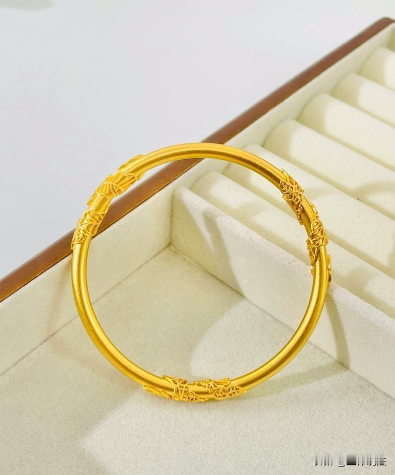 辽宁，男子在网络二手交易平台回收金手镯，为了避免被人抢单，他和卖家约定，页面标价