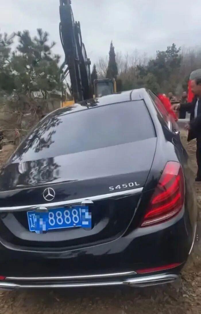 辽宁一8888号牌奔驰车，疑被当陪葬品下葬，当地回应

黄土路被春雨打湿，纸钱被