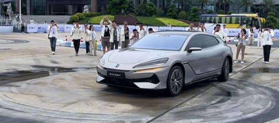 不知道大家有没有发现，比亚迪造的车还真的跟其他车企不一样，造的根本就不是一个东西