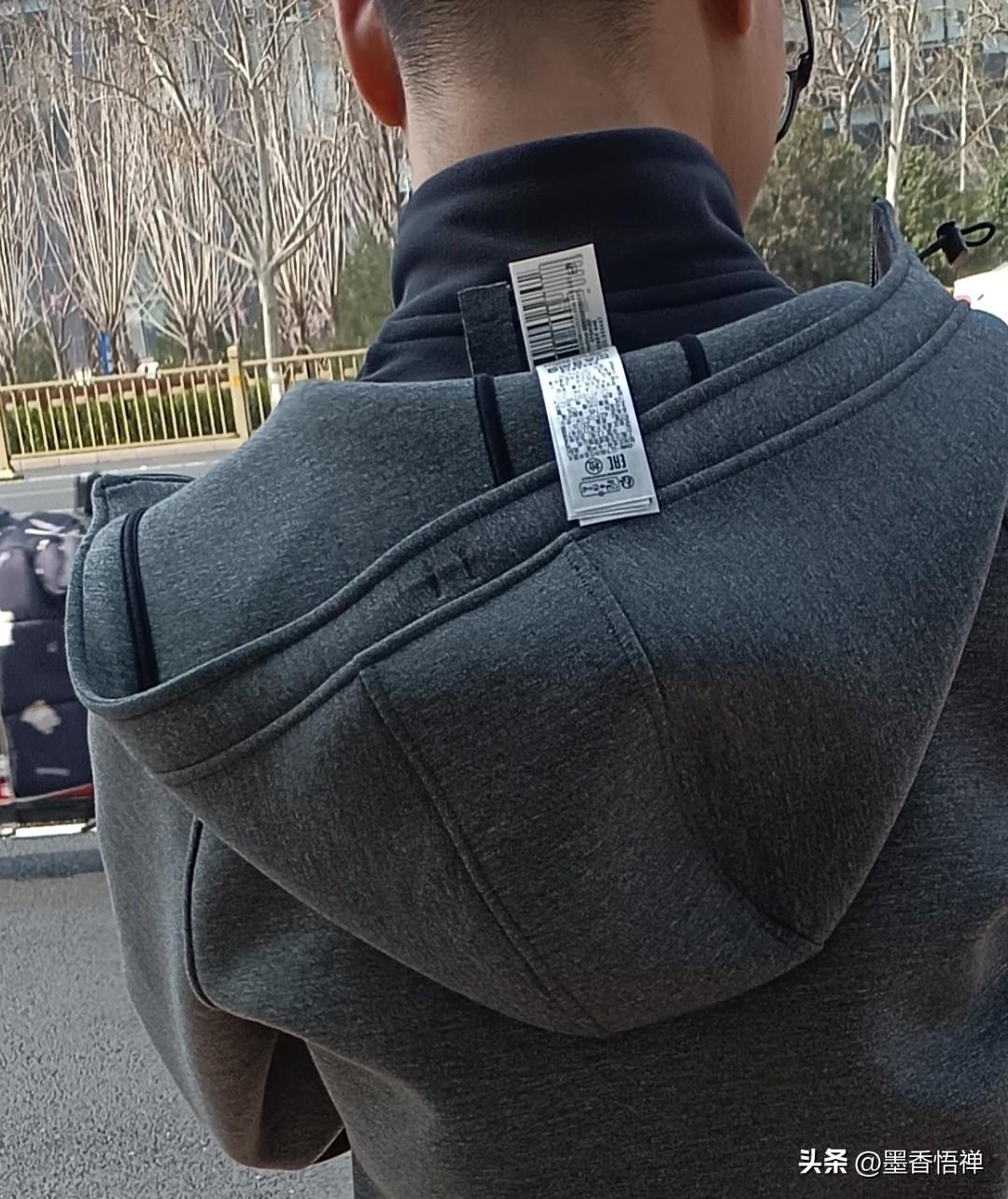 这种标签是什么人设计出来的啊，今天等公交车的时候时候，看见一个小伙子穿得挺清爽，