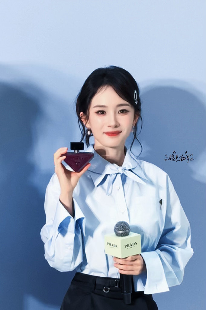 杨幂又带着小蜜蜂过七夕了谁懂这份专属浪漫！杨幂带上小蜜蜂和大家共度七夕，小小细节