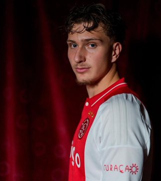 曼联将阿贾克斯边锋米卡·戈茨列入引援名单。阿贾克斯希望从这位本赛季贡献15粒进球