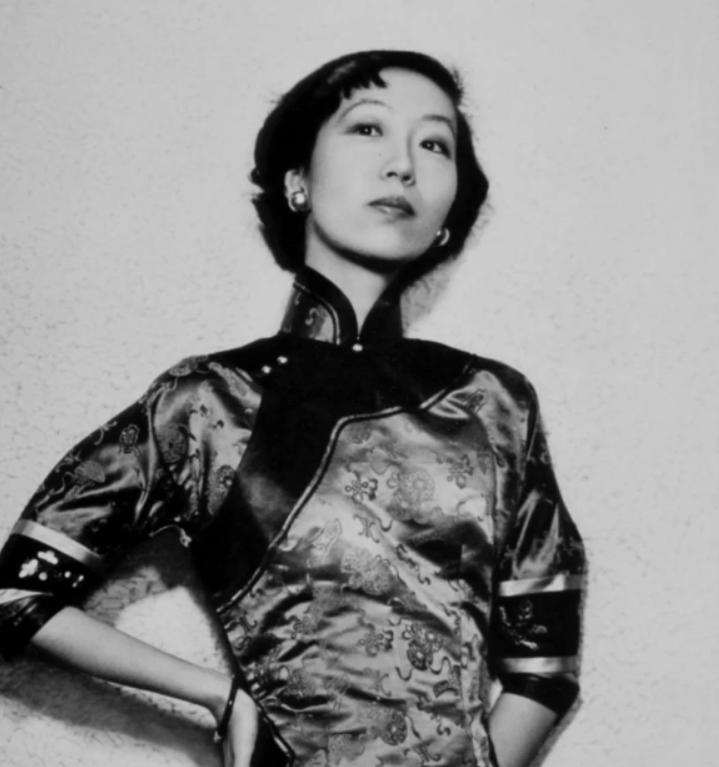 1995年，74岁张爱玲在美国出租屋内去世，尸体一周后才被发现。她一丝不挂地躺在