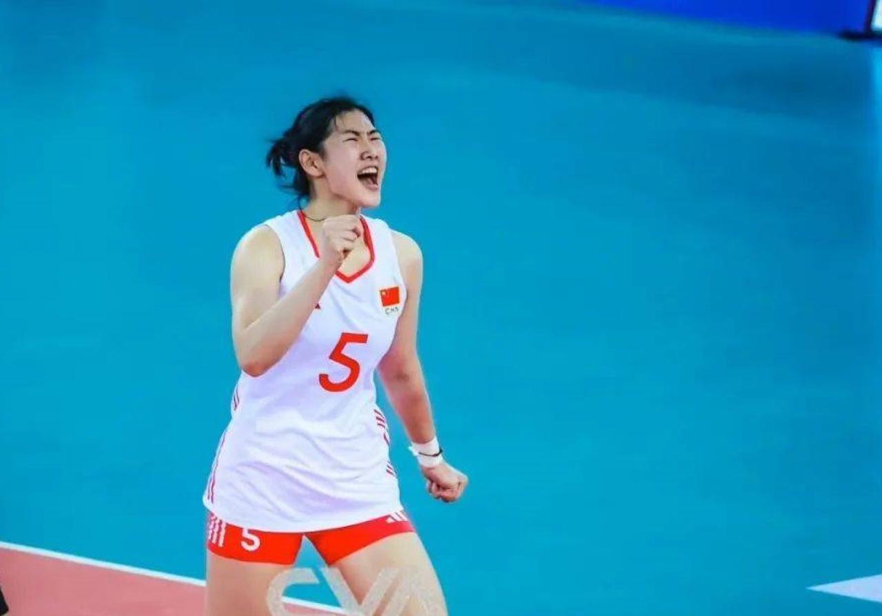 山东女排出了个李晨瑄！
排超第二轮焦点大战，山东女排坐镇主场3：1力克天津，取得