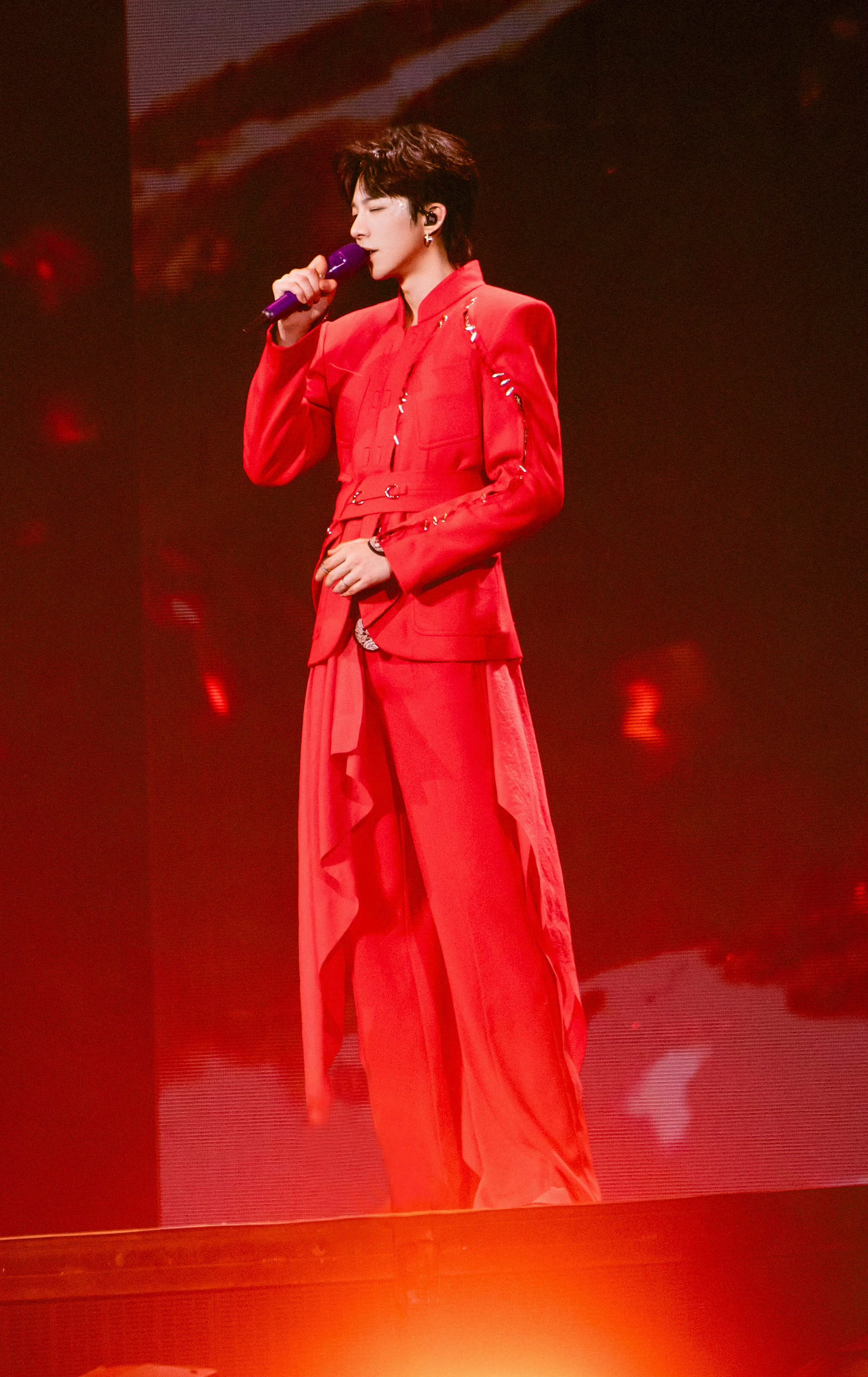 摩登兄弟刘宇宁 刘宇宁南京演唱会～一身炽烈正红，立领裁出风骨，碎银缝缀锋芒。当刘