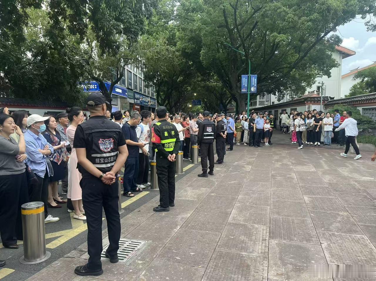 宁波40位志愿者守护高考考场静音时刻 6月8日下午，宁波镇海区40名雄镇义警志愿