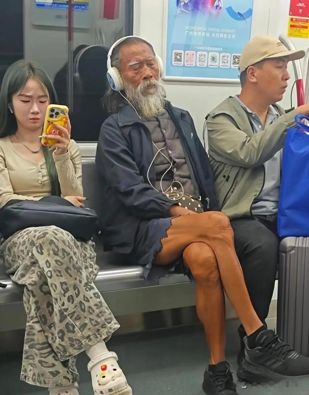哈哈哈，不得不说，大爷永远是大爷！

也瞬间理解小姐姐满脸嫌弃的表情了，换成任何