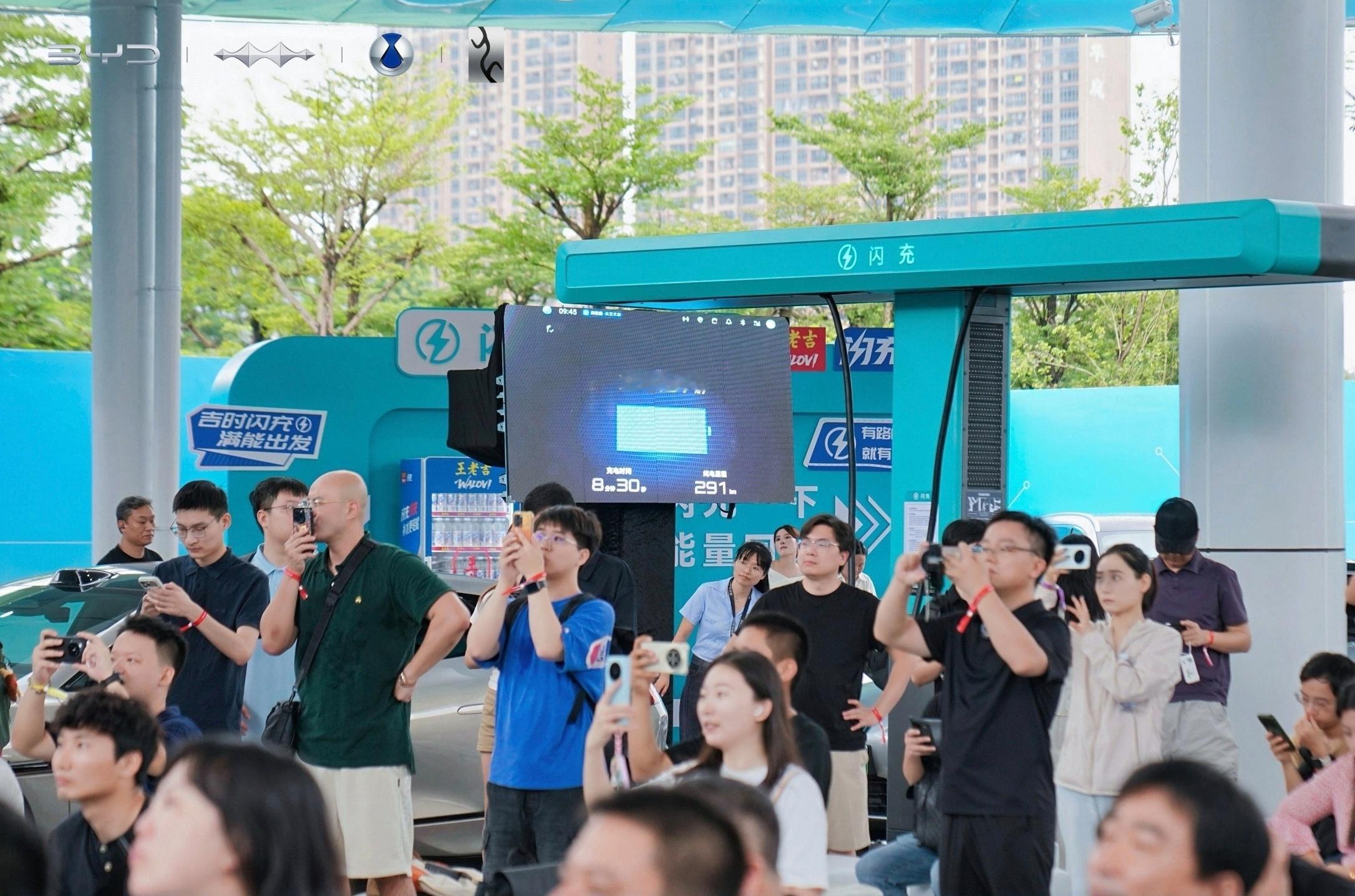 中国新基建到底有多强 真的太快了，比亚迪第10000座闪充站正式落地，从此中国新