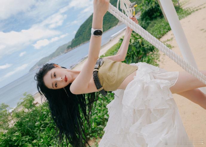 周洁琼红毯美人一大跳周洁琼红毯公主纱裙💐海边红毯氛围感直接拉满，周洁琼公主盘发