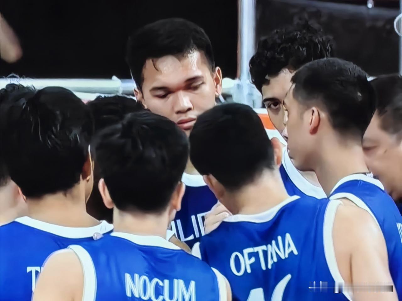 今天中国男篮105—61大胜菲律宾队，我这里就给出两个字—解恨！
倒不完全为了报