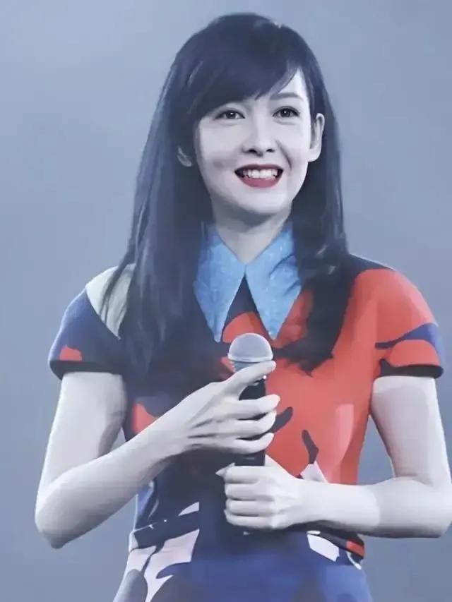 周慧敏，一位才华横溢的演员和歌手，以其迷人的美貌和出色的演技而闻名。她的演艺生涯