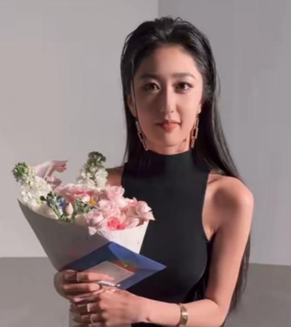 某公司如果招聘到这样一位身材颜值双双在线的美女，老板大概会把她安排在哪个重要的部