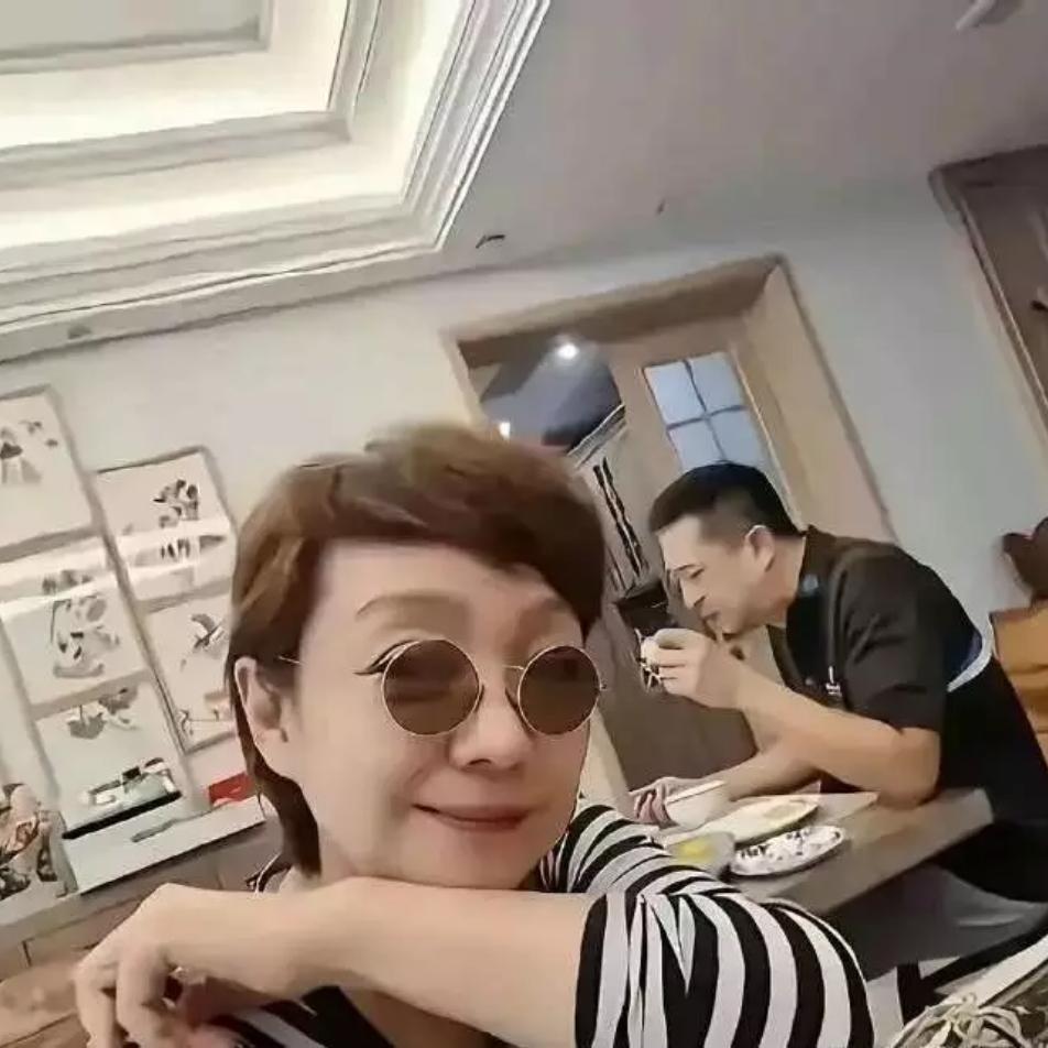 谁也想不到，荧幕上沉稳内敛的张嘉译，私下过日子居然这么接地气。
 
妻子王海燕难