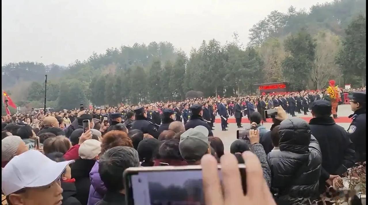 韶山广场人山人海缅怀毛主席诞辰131周年，人民心中有杆历史的称，伟不伟大是由人民