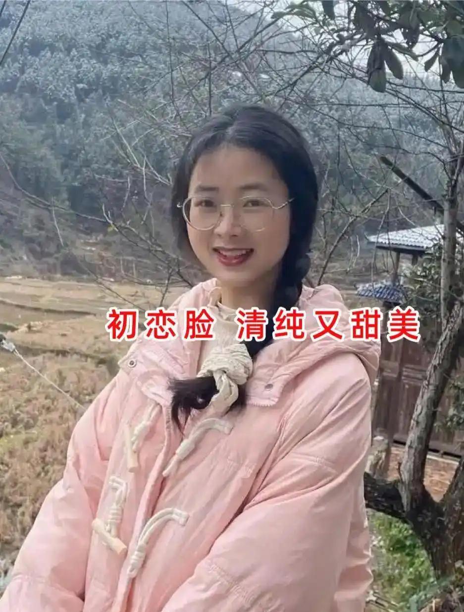 褪去城市里精致的妆容穿搭，一身浅粉色国风棉服，简单扎着麻花辫，细框眼镜衬得眉眼干