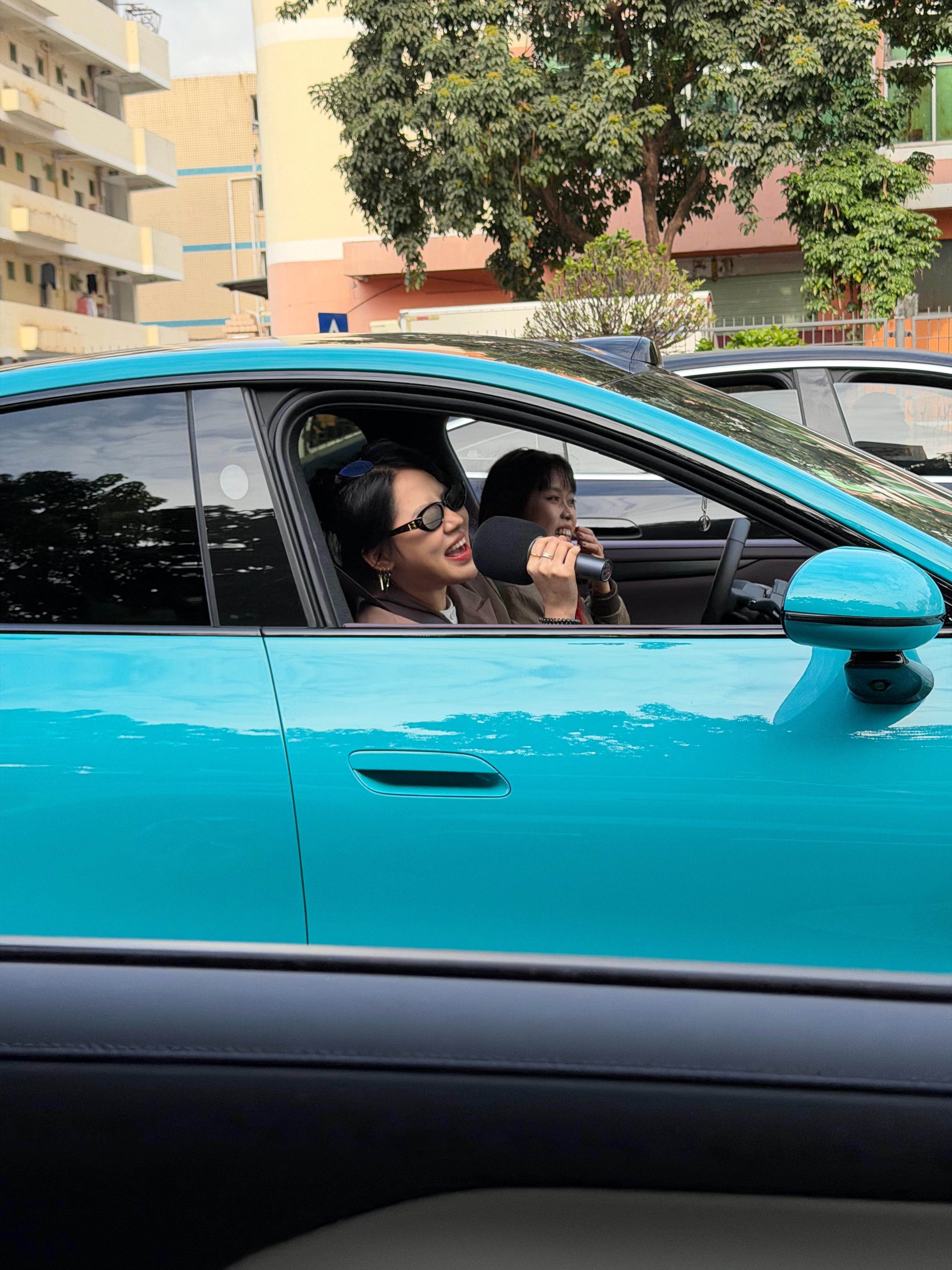 好眼熟，有一个美女坐在小米 YU7 副驾驶，拿起麦克风唱歌，就是想不起来她是谁 