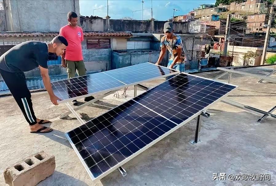 雪中送炭，中国向古巴捐赠的5000套光伏发电系统已经到货，古巴工人正在加紧安装。