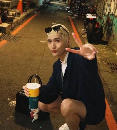 被绿蛙攻击EMO？
钟明轩告完他们，
直接来大陆耍！


钟明轩这次不一样了
