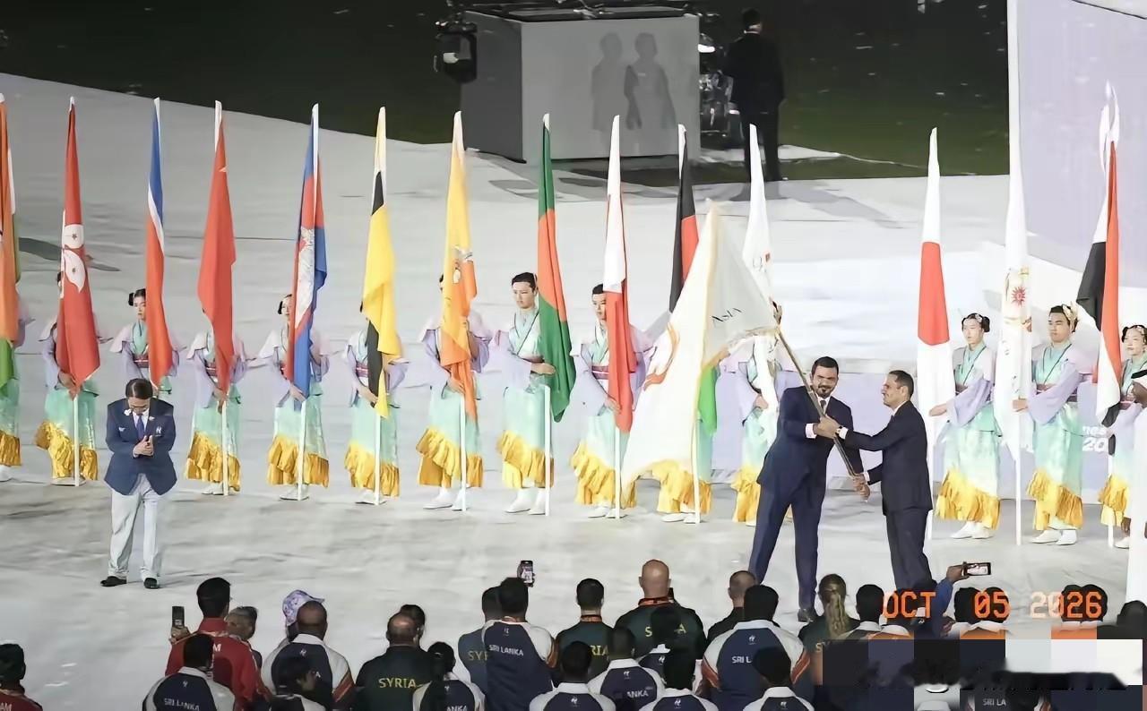 日本代表团尴尬了
在亚运会闭幕式交接亚奥理事会会旗后，日本代表如释重负，而下届亚
