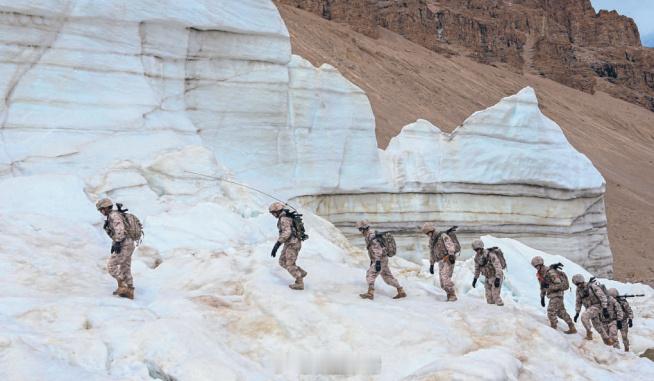 【挺立山巅写忠诚——西藏军区某部查果拉哨所官兵巡逻见闻】雪域金秋，喜马拉雅山脉北