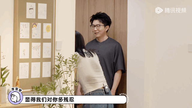 尚雯婕李雪琴没听何炅的尚雯婕踩着助步车还不忘跑去看花花玩偶，结果水灵灵地摔了个四