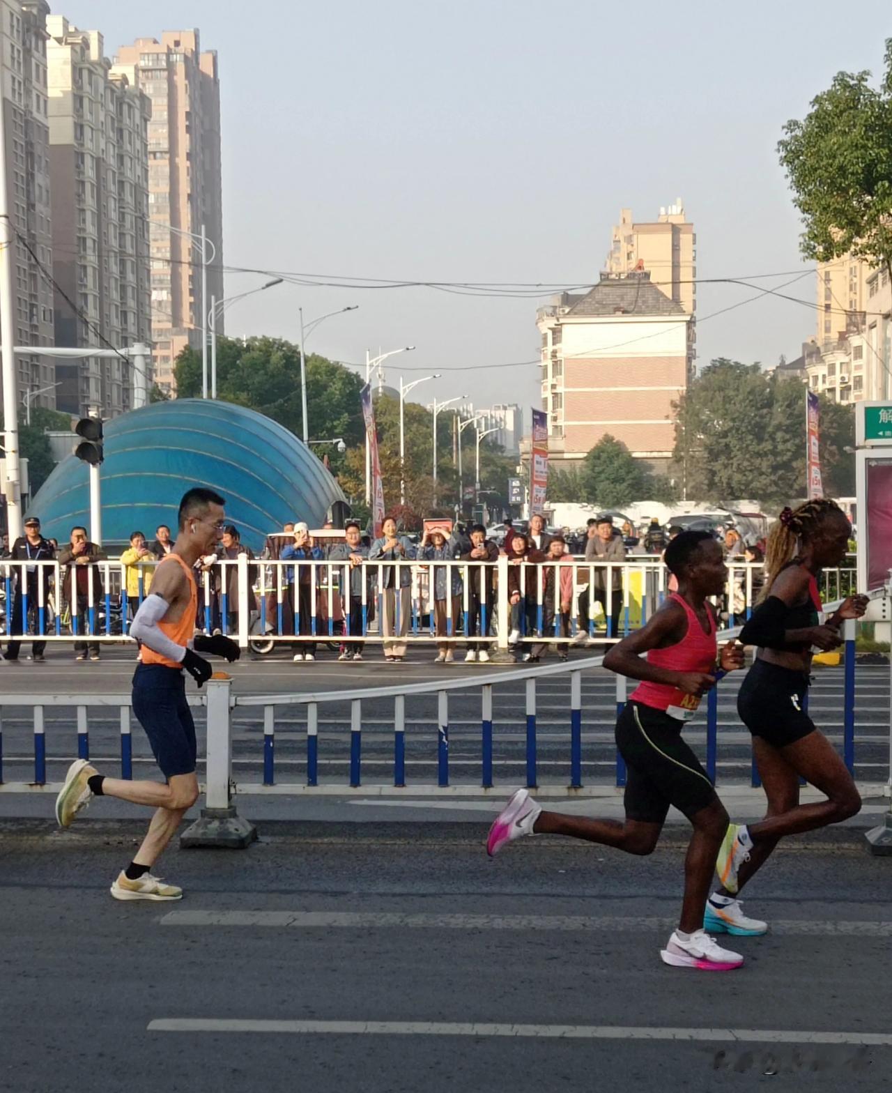非洲运动员，一袭绝尘，遥遥领先。
距离2024蚌埠国际马拉松始发点8公里处，一非